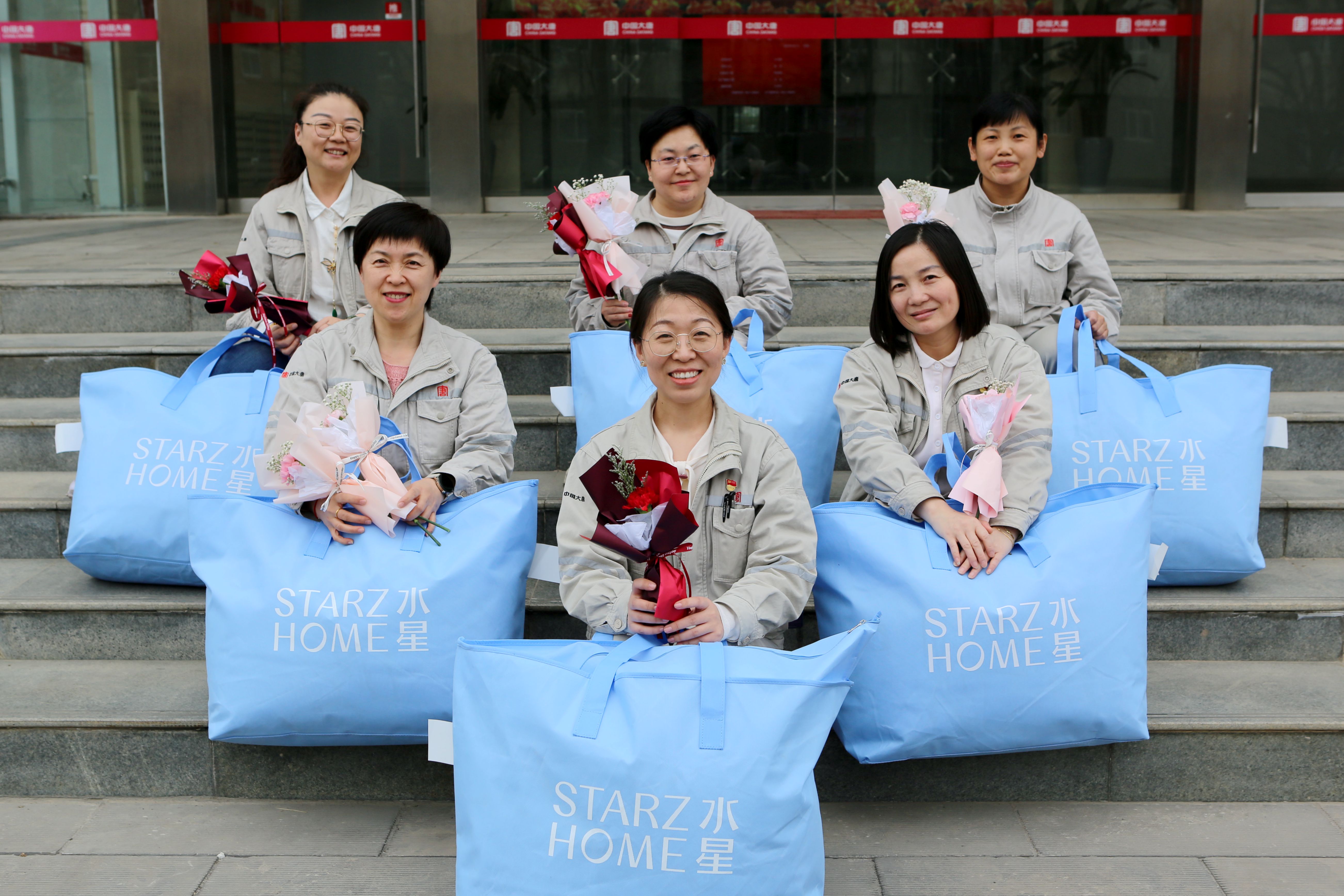 3月8日，向女職工獻(xiàn)上朵朵玫瑰花和水星涼被，感謝她們把智慧和精力獻(xiàn)給了事業(yè)，在工作中精益求精好不遜色，發(fā)揮不可替代的“半邊天”作用。 (2).jpg