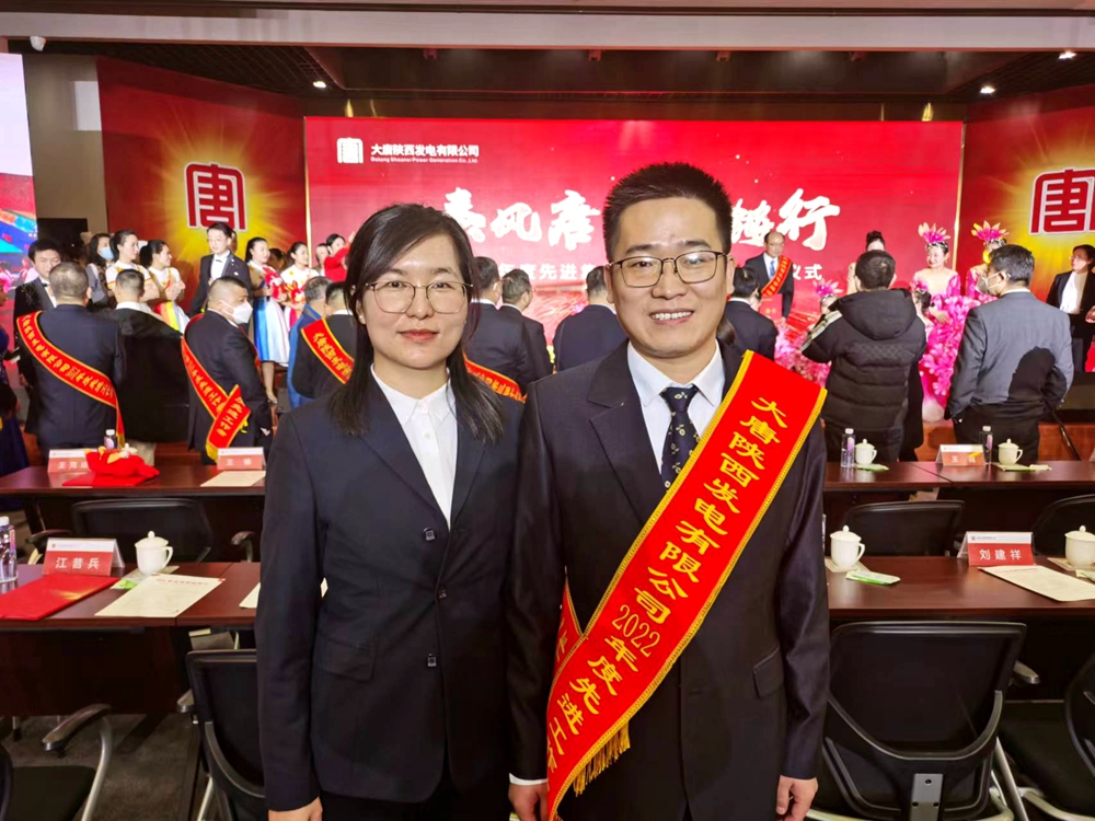 4.韓城第二發(fā)電公司楚樂、李玉珍夫婦在獲獎現(xiàn)場（曹軍科攝）.jpg