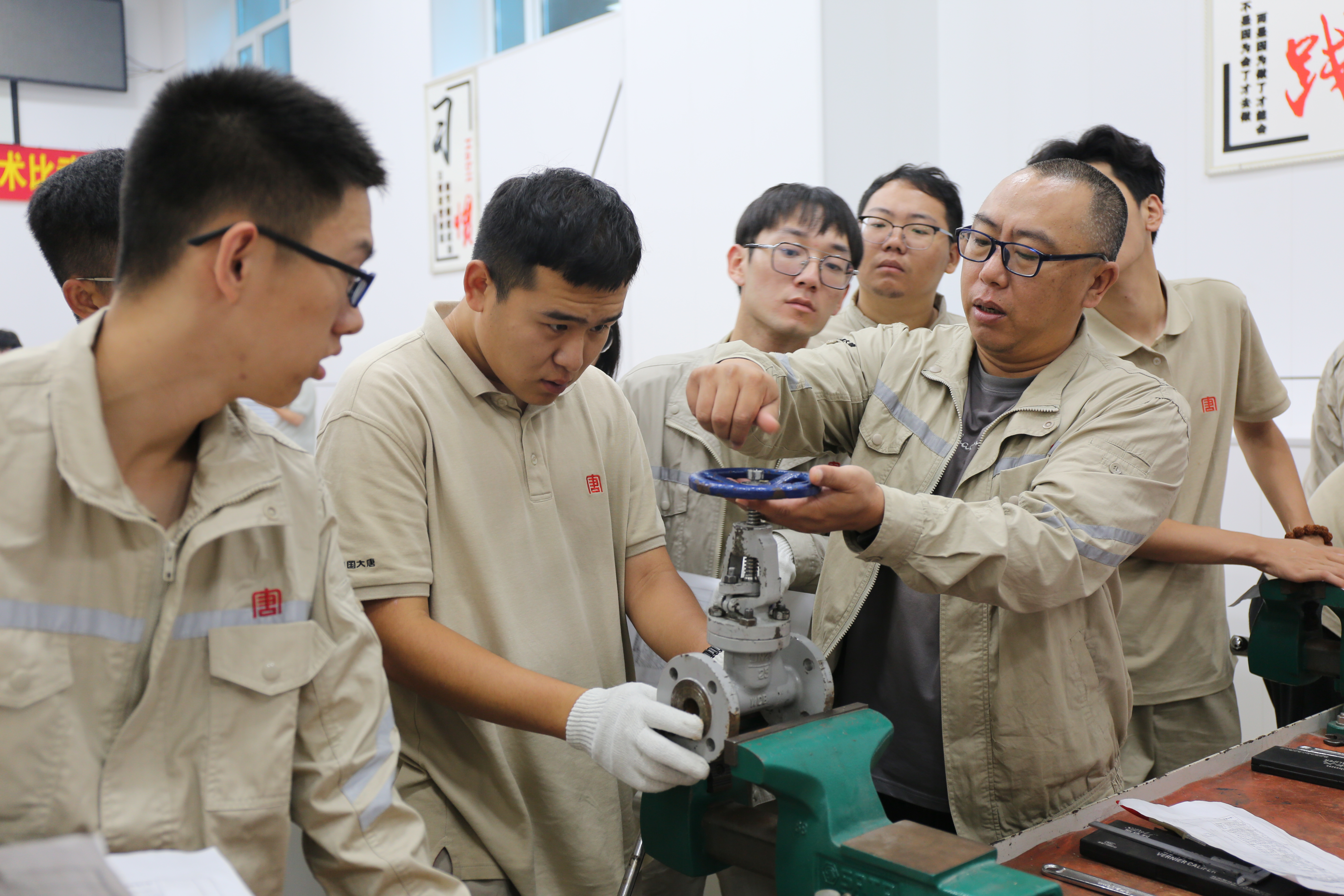 3大唐黑龍江公司新員工在老師傅的帶領(lǐng)下認真學(xué)習(xí)專業(yè)技能.jpg
